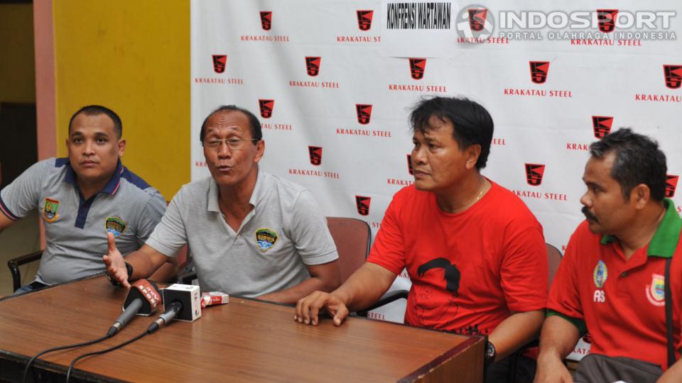Bambang Nurdiansyah sesaat setelah membawa Cilegon United juara Divisi Satu. - INDOSPORT